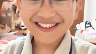 孩子分享爸妈小时候照片，觉的爸妈太丑怀疑自己不是亲生的，网友：快把你爸七匹狼藏起来