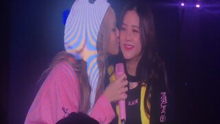 Lisa舞台上偷亲Jisoo，台下炸了 空气瞬间焦土化