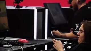 دوك: غريب جدًا، إنهم مشغولون جدًا، لكن لا أعرف بماذا يشغلون أنفسهم.