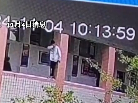 Ponsel seorang siswa SMP disita oleh gurunya. Siswa tersebut mengancam akan melompat dari gedung. Se