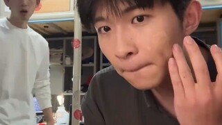 A man was always interrupted when putting makeup on in his dormitory, so he put makeup cream on his 