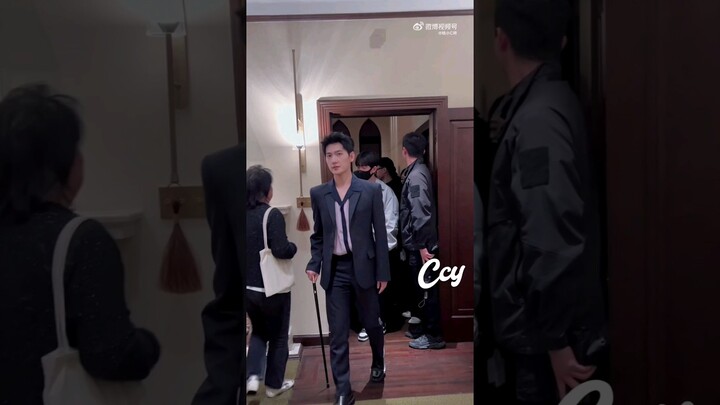 Yang Yang in walking stick! Valentino event (recovering after a surgery for leg injury relapse) #杨洋