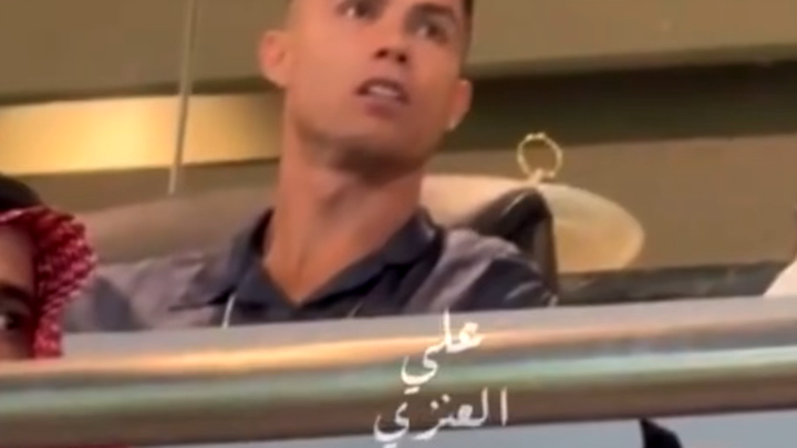 When he heard the entire stadium chanting “siu” and roaring “Ronaldo,” Coach Luo was visibly thrille