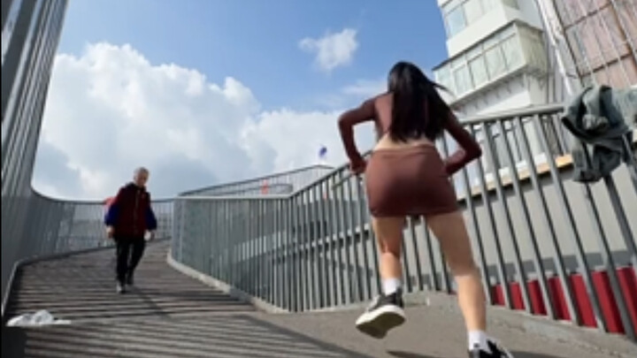 Mẹo chụp ảnh trên cầu vượt: Tư thế và góc máy