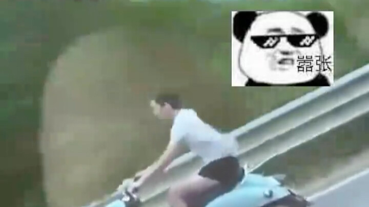 Xe hơi chạy 120 km/h cũng không bắt kịp: Người đàn ông trình diễn “tốc độ và đam mê” với xe điện trê