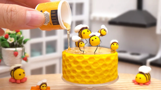 ตกแต่งเค้กน้ำผึ้งจิ๋วแสนหวาน ฟินกับการออกแบบเค้กฟองดองจิ๋วโดย "Tiny Cakes Official"