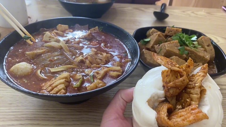 Lúc này, một công chúa Hà Nam quý phái đang thanh nhã thưởng thức bữa sáng muộn của mình.