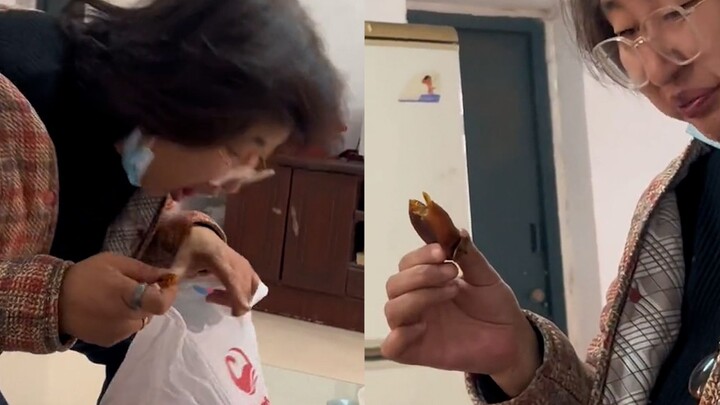 Mẹ nếm bánh hồng của bà ngoại thì nét mặt khó xử, ngay sau đó nhanh chóng dọn dẹp rồi vứt vào túi rá