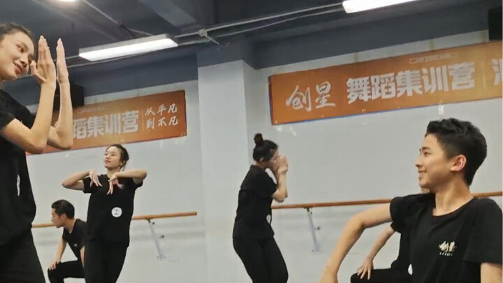 当kpop男孩跳民族舞