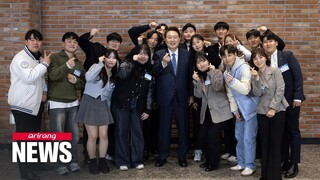 Pres. Yoon, Deputy PM Lee have coffee with univ. students in Gangneung City