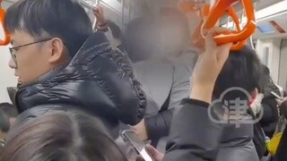 上海男子地铁上让外地男子下车谈谈，只因听不懂上海话遭怒斥!
