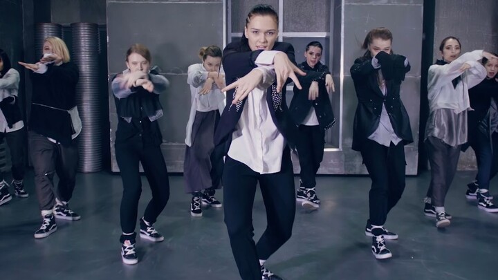 Sister's strength is amazing! Russian girl dances NCT 127's "Simon Says" indoors [MAD Dance Troupe]