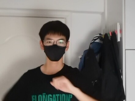 إله الحرب على الكمامات