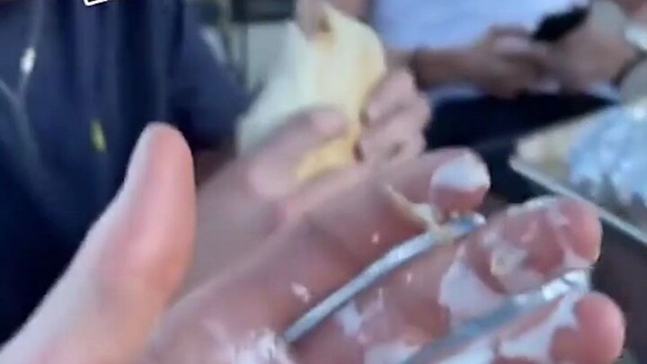 Saat kamu meminta tisu toilet ke sahabatmu