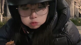 Bố mẹ tôi đã già rồi nên tôi phải ăn đồ ăn bẩn.