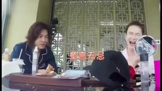 Ada semacam kelucuan bernama Lucky yang menutup telepon. Qi Wei dan Li Chengxuan tidak bisa berbuat 