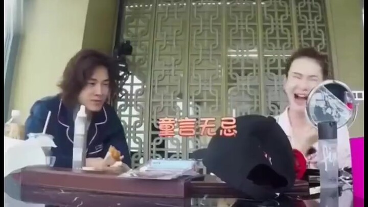 มีความน่ารักแบบที่เรียกว่าลัคกี้วางสาย ฉีเว่ยกับหลี่เฉิงเสวียนทำอะไรเธอไม่ได้เลย เธอถูกตามใจมากเกินไ