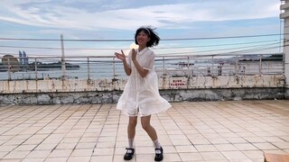 Ibu merekam atap yang menyentuh dan indah