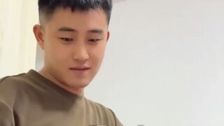 当知道女儿的好朋友是男生，并且还把自己买的东西分给这个男生时，一位“女儿奴”爸爸悄悄地“碎掉了”，网友：爸爸疑似失去了所有“力气”和“手段”。