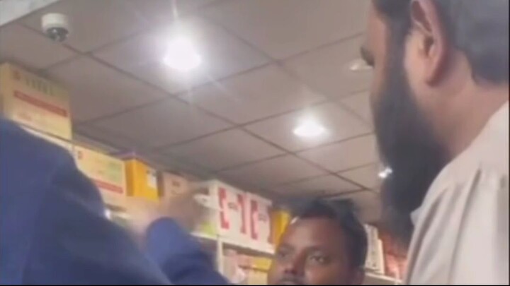 Kuch log Huzoor ﷺ se bughz me kuch bhi bol dete hein. Aise hi logon ki wajah se museebat aati |