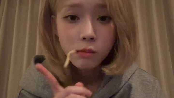 جين دونغتيان: ما رأيكم (مقرمش مقرمش) من اخترع هذا الشيء (مقرمش مقرمش)؟