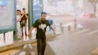弄 潮 儿