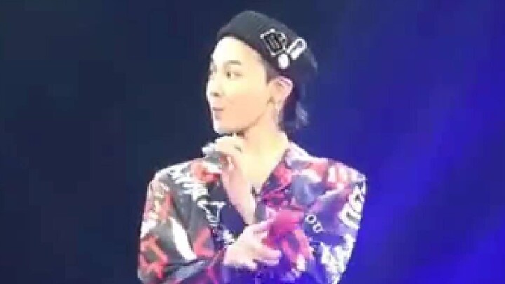 [GD] Untitled: After hearing the fans’ cheering, he let out a little surprise and started spinning i