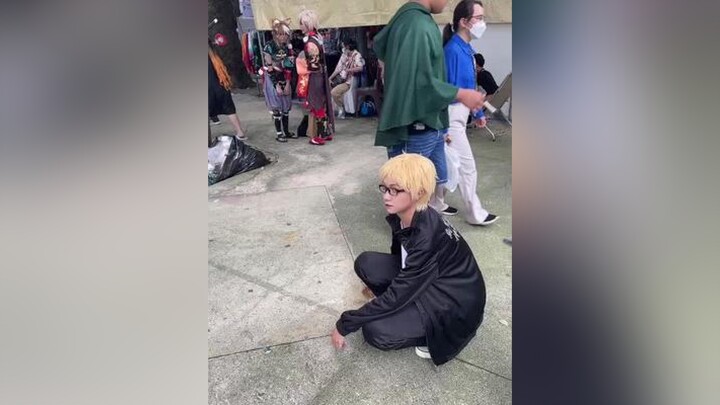 Ủa rồi mắc gì ghen tị? 😜 tsuki tsukishima tsukishimakei cosplay anime manga festival japan kageyama kageyamatobio oikawa oikawatooru oikage cosplayer haikyuu haikyuucosplay