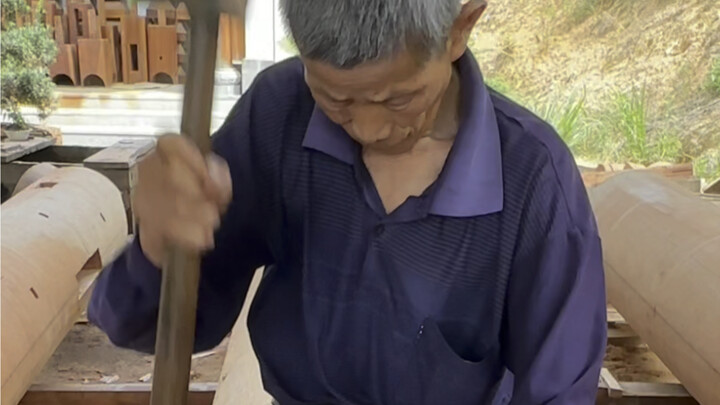 专家们叫他们农民工，而一些退休的企业家却称呼他们师傅