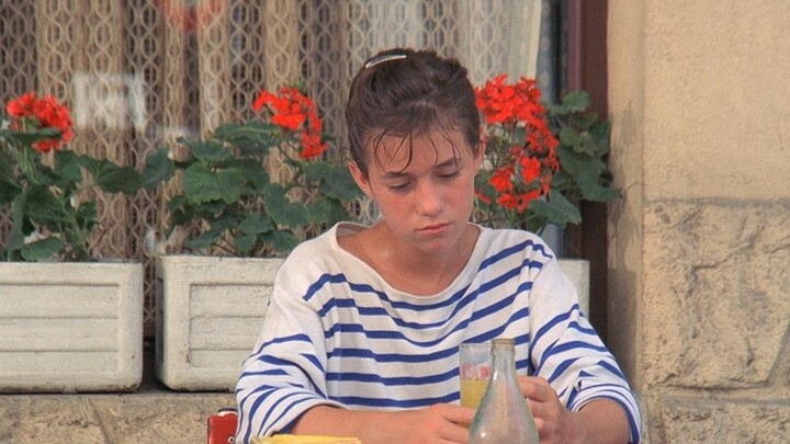 French style in movies (Part 22) About summer | White shirt, striped shirt and jeans