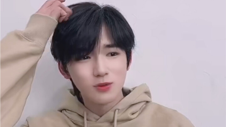 [Song Yaxuan] When I’ve just gotten my hair done, my head feels a little itchy.