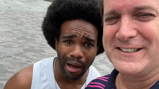 我俩在一块儿只能说中文