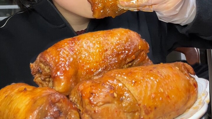 أكل أفخاذ الدجاج بهذه الطريقة لا يُضاهى أبدًا!!