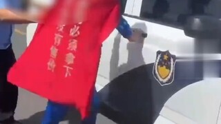 辽宁沈阳，一名男子带孩子跑全马被拦下，男子突然倒地大哭。赛事官方工作人员：任何组委会都不允许儿童参加全马比赛