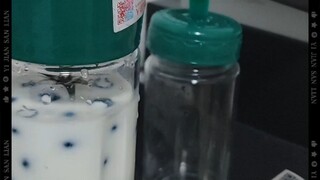 看看我榨汁机榨出来的蓝莓牛奶。