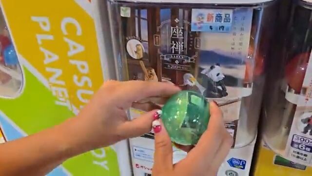 Fun and Colorful Mystery Gashapons in Japan!!