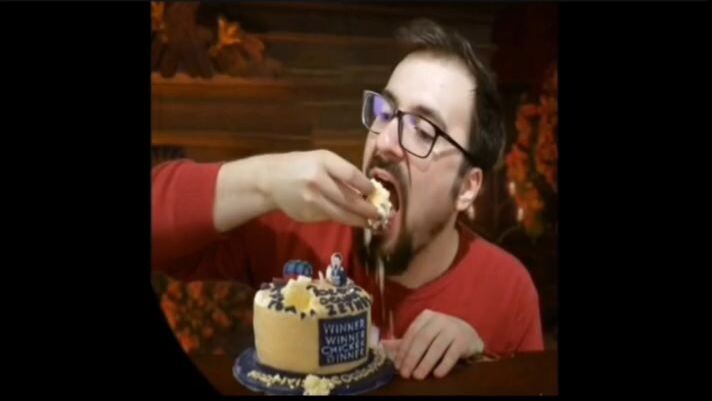 Heumrage pastayı yerken kükrüyor