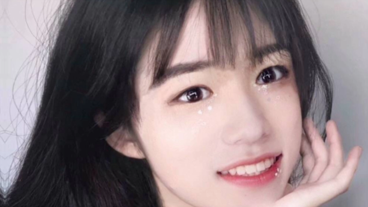ภาพแต่งหญิงของวงไท่สือเชาเหนียนใช้เพลง “พี่สาวสวยจริงๆ” ตอนแรก