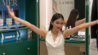 La Mer's PR gift boxes have reached a whole new level: massive gift box + hand massage + a butler de