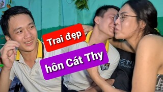 Trai đẹp hàng xóm ghé thăm DIVA Cát Thy Bánh tráng trộn và nụ hôn bất ngờ