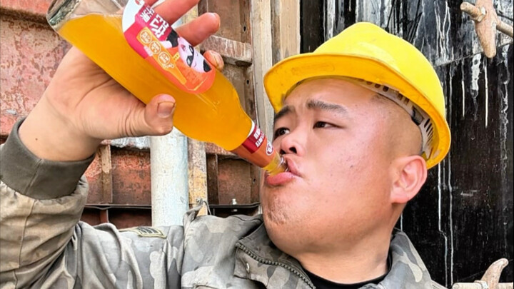 ข้าวหน้าเนื้อผัดต้นหอม～เสิร์ฟพร้อมน่องเป็ดใหญ่รสห้าเครื่องเทศ～หอมมาก～