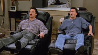 Hai người không thể thoát ra khỏi ghế sofa