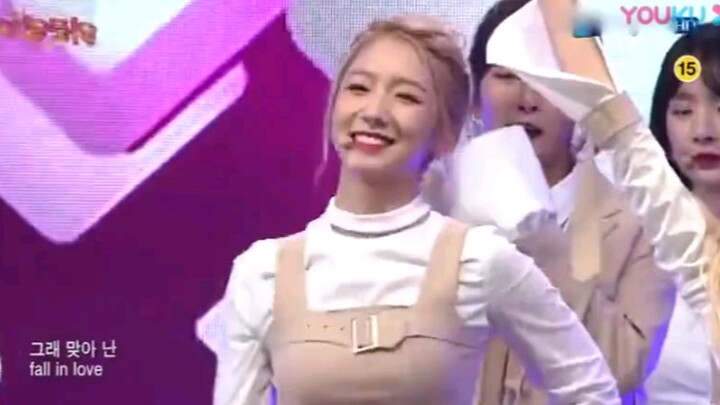 Selama penempatan THAAD di Korea Selatan, Cosmic Girls pergi ke pasukan untuk menampilkan pertunjuka
