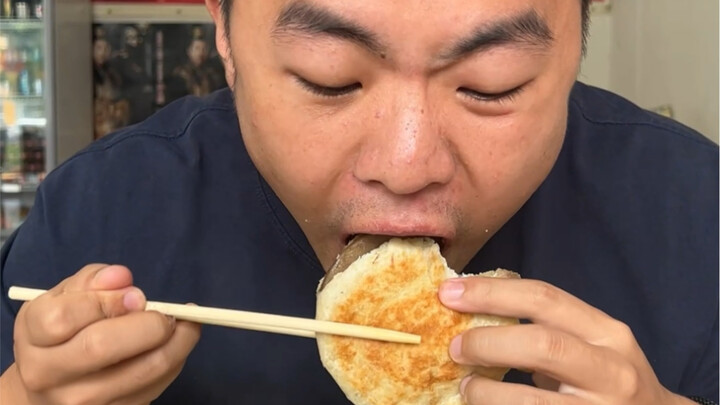 吃顿火烧给大姐吓到了