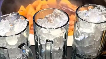Drink China’s Jinjiu, toast to family and friends; drink Jinjiu with ice, and celebrate with folks b