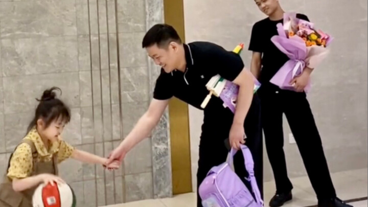 โชว์ที่น้องสาวจะแสดงในวันเด็ก ทำเอาคุณพ่อกับพี่ชายมองด้วยสายตาชื่นชมเต็มตา ยิ้มแบบคุณป้าสุดๆ เลย～ (พ