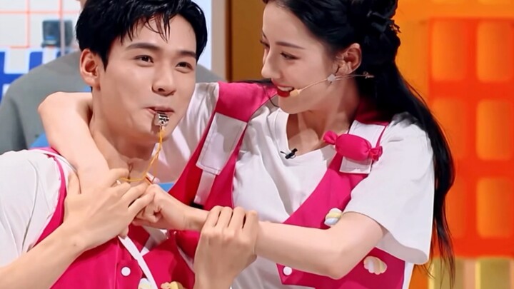 I’m dying of laughter! Is Dilraba Dilmurat allergic to romance? Hahaha! She’s a total pink-bubble cr