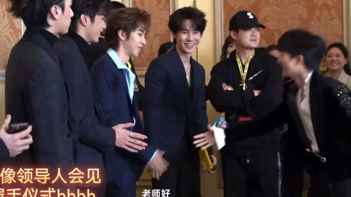 Zhou Shen bắt tay từng người trong nhóm Thời Đoàn, trông chẳng hiểu sao mà giống như lãnh đạo đang t