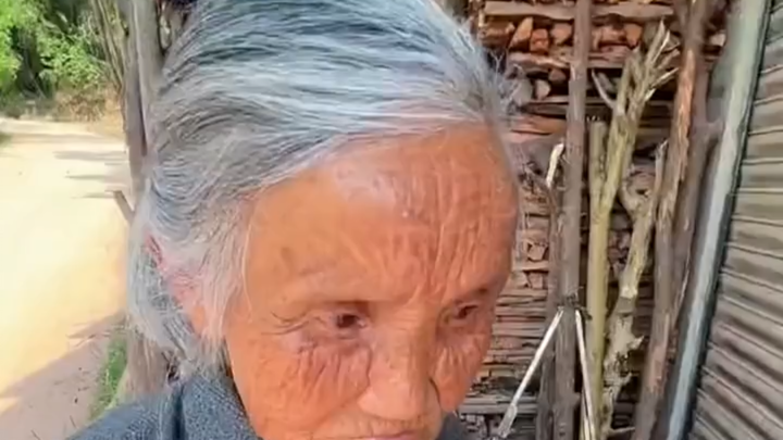 Cô ấy chỉ muốn gọi điện cho con gái, thật sự xem mà khó chịu.