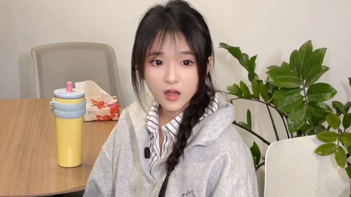 Selamat Tahun Baru untuk semuanya, semoga kerjaan lancar dan sukses! Seorang perempuan muda ini meng